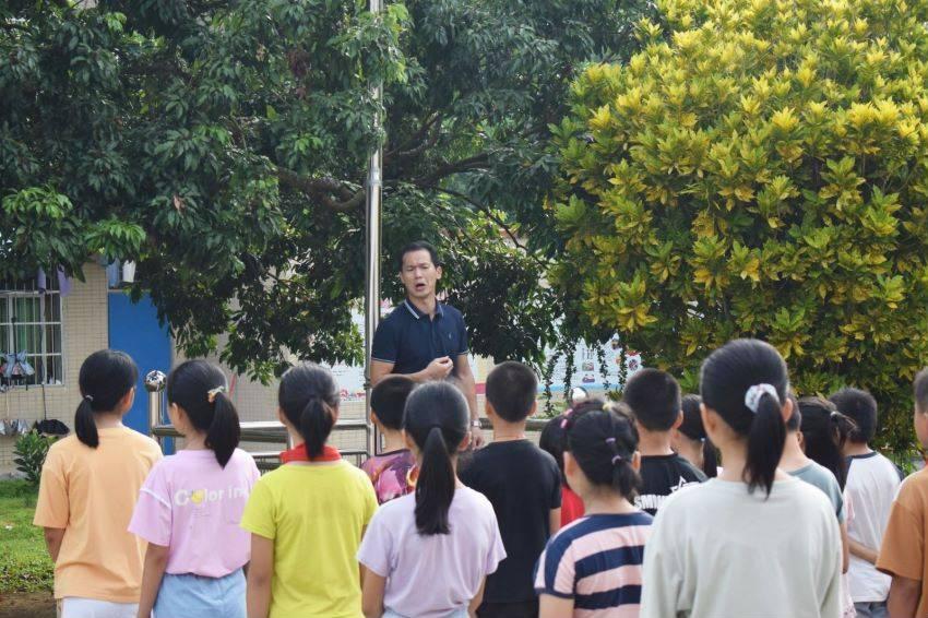 中听 | 年轻人确诊 “回家焦虑症”,背后是情绪劳动